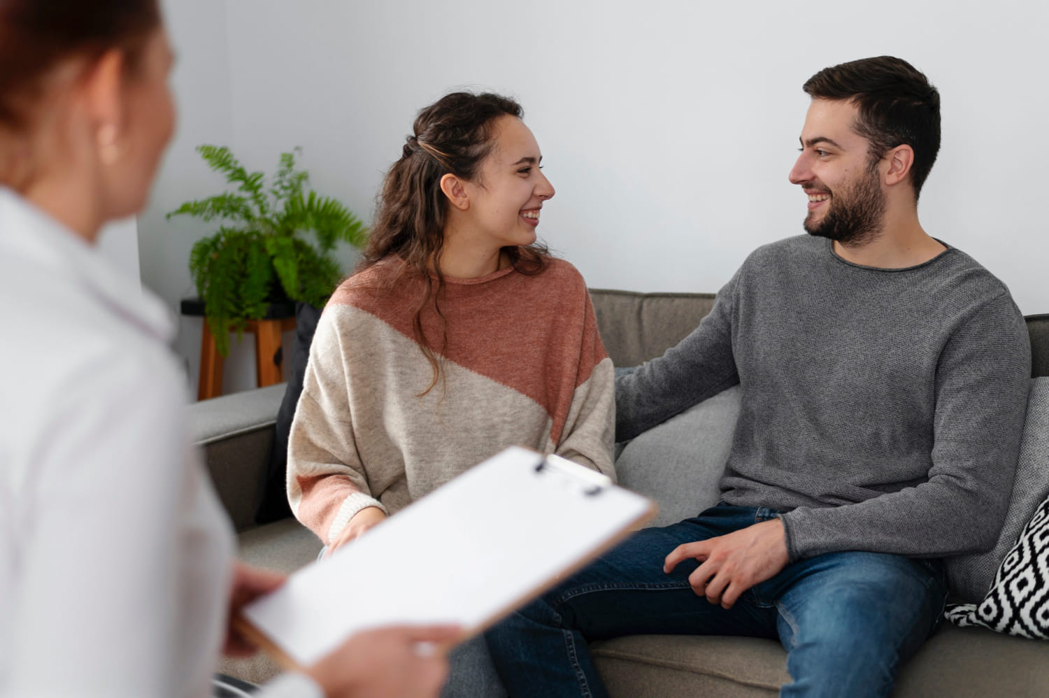 cerrar-pareja-sonriente-terapia cerrar pareja sonriente terapia
