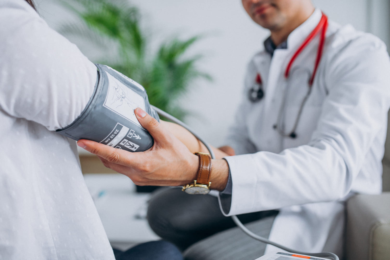 joven-medico-masculino-paciente-medir-presion-sanguinea Servicios